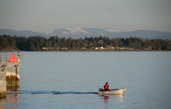 Boat Leaving Walsh Marina Sunset Blain Mount Baker Background Semiahmoo — Stock Photo, Image