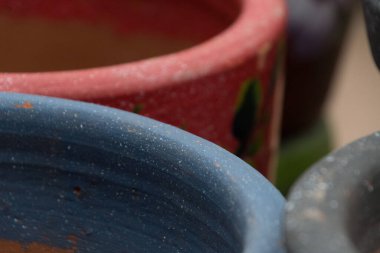 San Diego, Kaliforniya 'daki atölyedeki renkli seramik kapların detayları