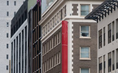 Gaslamp Quarter, San Diego 'da kahverengi tuğlalı bir binada kırmızı pankart.