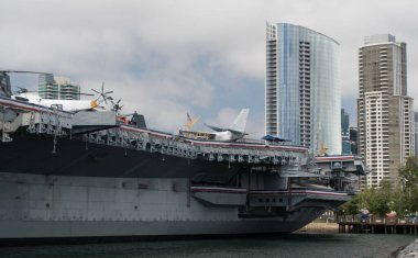 Arka planda San Diego şehir merkezli uçak gemisi