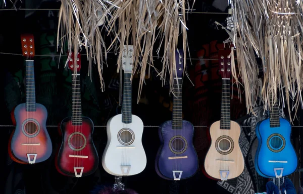 Stand Mit Bunten Holzgitarren Auf Dem Markt Der Altstadt Von Stockbild