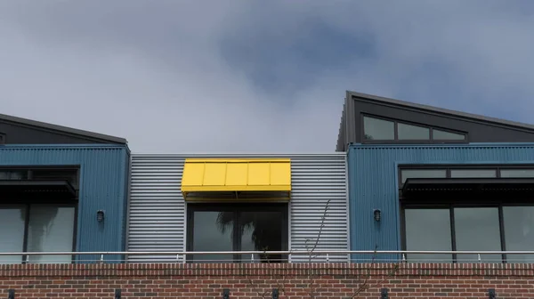 Toldo Amarillo Sobre Edificio Moderno Con Paredes Azules Distrito Cedros — Foto de Stock