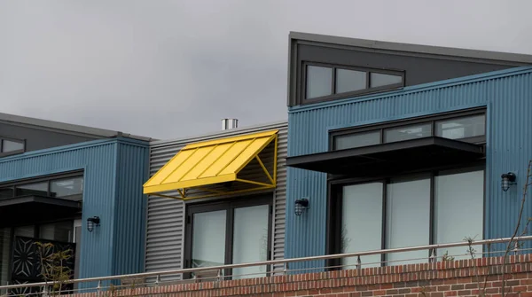 Toldo Amarillo Sobre Edificio Moderno Con Paredes Azules Distrito Cedros — Foto de Stock