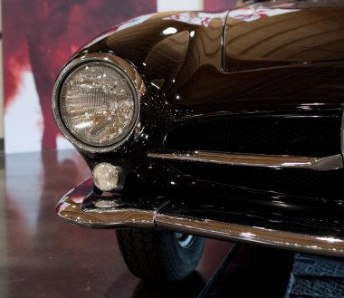 Geçen yüzyılın 50 'li yıllardan kalma antika arabaların ön dış detayları, araba sergisinde, farları kapatma...