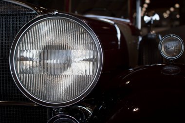 Geçen yüzyılın yirmili ve otuzlu yıllardan kalma antika arabanın ön dış detayları, araba sergisinde, farları kapatma...