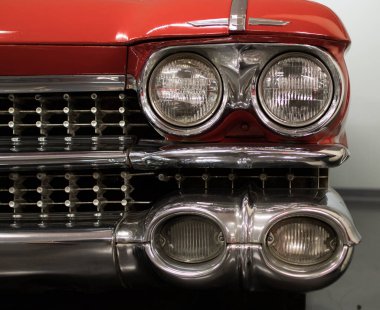 Geçen yüzyılın 50 'li yıllardan kalma antika arabaların ön dış detayları, araba sergisinde, farları kapatma...