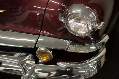 Geçen yüzyılın 50 'li yıllardan kalma antika arabaların ön dış detayları, araba sergisinde, farları kapatma...