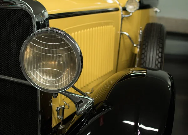 前世紀の20代から30代のアンティーク車のフロント外装の詳細 車の展示会で ヘッドライトのクローズアップ — ストック写真