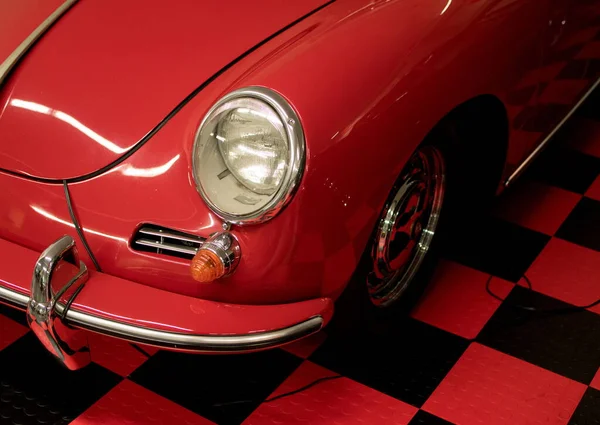 前世紀の50年代のアンティーク車の外観の詳細は 車の展示会では チェック赤と黒の床に駐車 — ストック写真