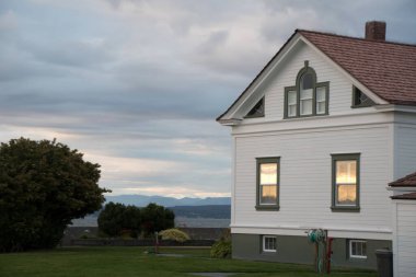 Mukilteo deniz fenerinde parlak günbatımı ışıkları