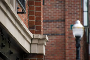 Mill Avenue, Bellingham 'ın köşesindeki tuğla bina ve sokak lambasının dış detayları.