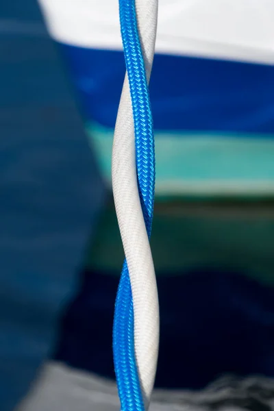 港に停泊中の船に白と青のロープで編まれた編組 — ストック写真