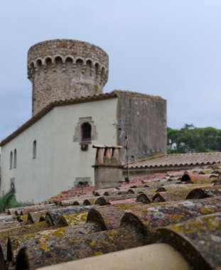 Tossa de Mar çatılar üzerinden eski kule