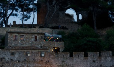 Gece küçük bir kafede eski kale, Tossa de Mar, Costa Brav