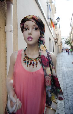 Şık kadın manken Tossa üzerinde s sokak bilgisiyle ağırlamaktadır.