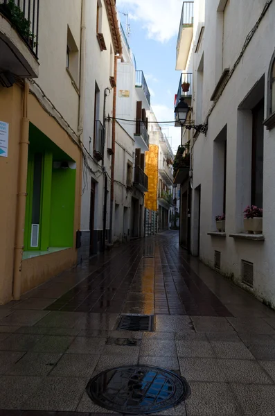 Narrow street in small Spanish town, just after morning cleaning — Stock Photo, Image