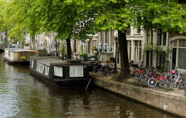Bisiklet ve bir güzel sessiz yaz sabah tarihinde Amsterdam'da boathouses