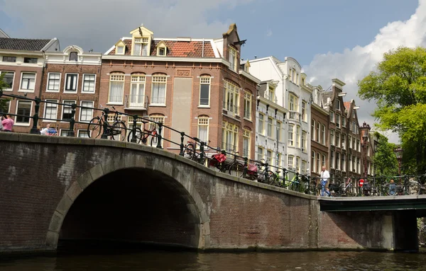 Велосипеды и мосты Амстердама — стоковое фото