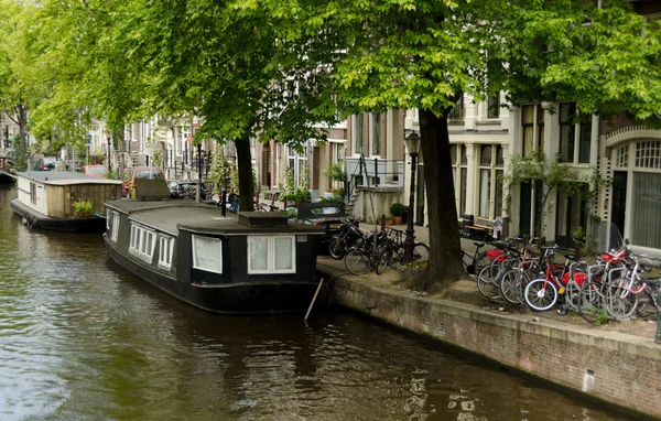 Велосипеды и лодки в Амстердаме тихим летним утром — стоковое фото