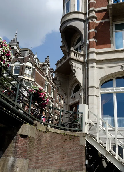 Пересечение слишком многих линий на канале в Амстердаме — стоковое фото