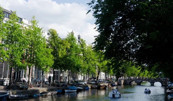 Движение лодок по каналу в Амстердаме — стоковое фото