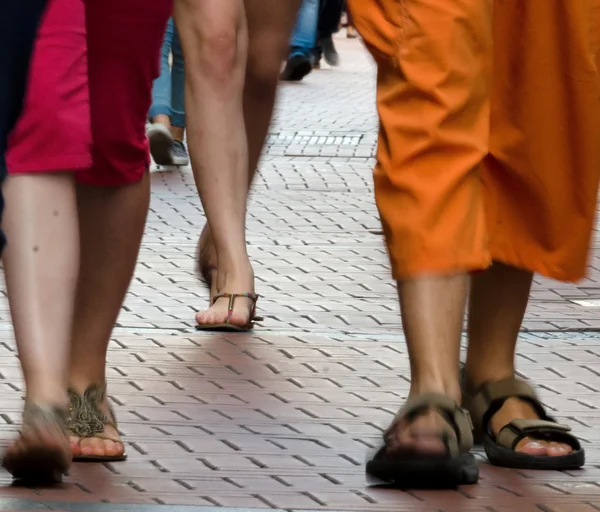 Ноги зайнятий покупців в Амстердамі торгового кварталу — стокове фото