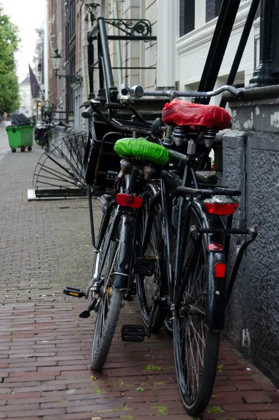 Его и ее велосипеды после дождя в Амстердаме — стоковое фото