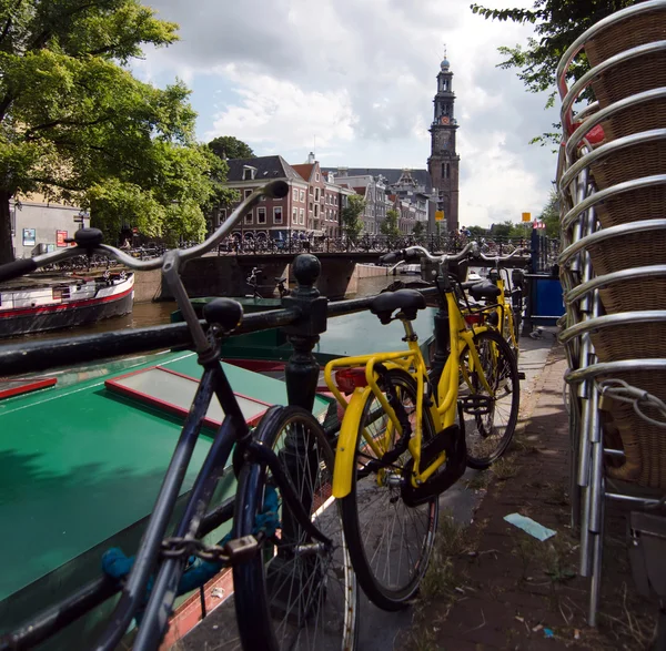 Красочные велосипеды припаркованы на улице в Амстердаме — стоковое фото