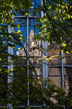 Kampüs ağır yeşillik bakmak yansımaları oluşturma