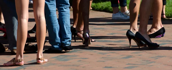 Piernas de corredores masculinos que se preparan para una carrera en tacones —  Fotos de Stock