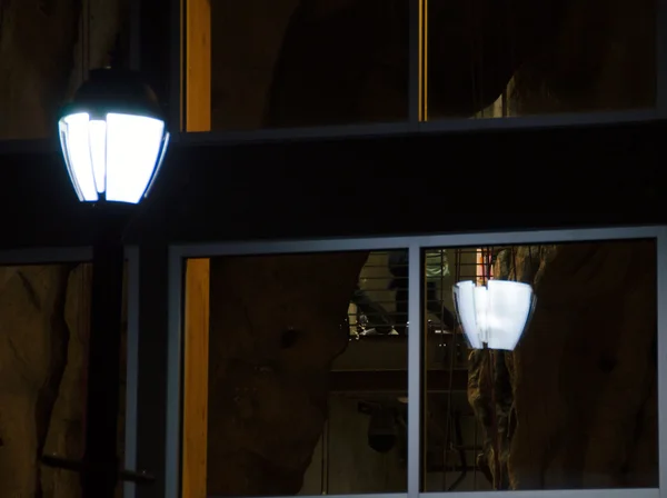 Роздуми про вуличну лампу у вікнах спортивного клубу — стокове фото