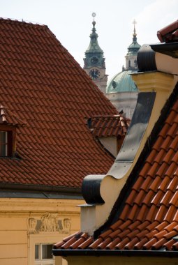 Mala Strana kırmızı kiremit arasında Kulesi