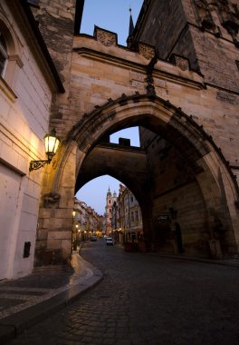 Charles Bridge yakınındaki sabah kuleleri