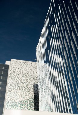 Keskin beyaz mimari çizgiler Bellevue şehir merkezinde koyu mavi bir kış gökyüzüne karşı yükseliyor. Dramatik açı ve yüksek karşıtlık çağdaş tasarım ve kentsel hırsı vurguluyor