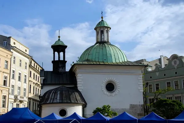 Kościół St. Wojciech i niebieski namiotów na rynku głównego — Zdjęcie stockowe