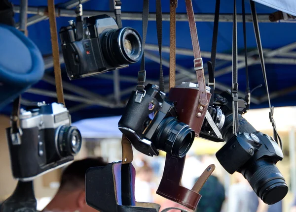 Staré fotoaparáty na bleší trh na náměstí — Stock fotografie