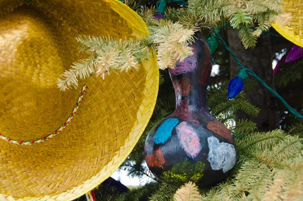 Sombreros et céramique traditionnelle décorer arbre de Noël dans le Vieux — Photo