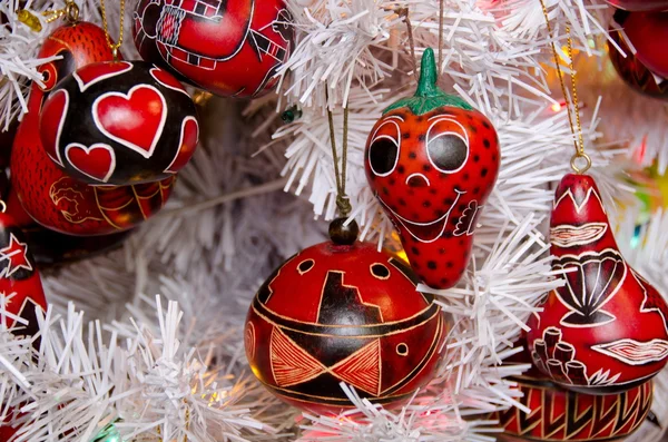 Décorations d'arbre de Noël rouge vif dans le style sud-ouest en O — Photo