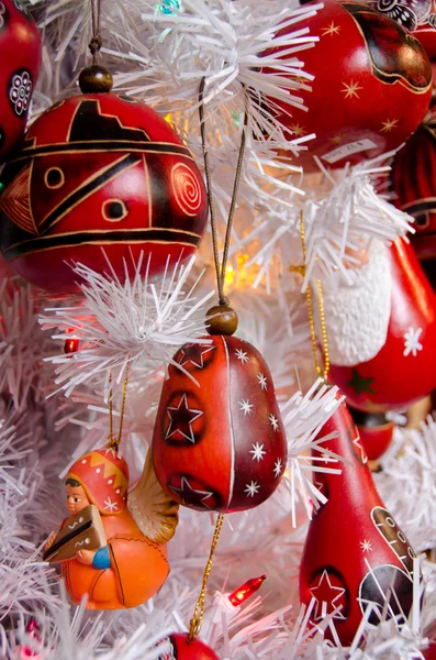 Variété de décorations d'arbres de Noël rouges dans la vieille ville — Photo