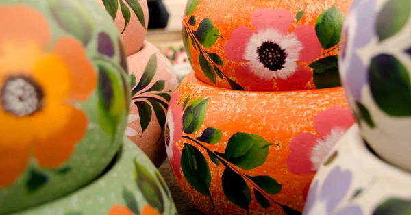 Meksykańskie donice ceramiczne, duży wybór pomarańczowy i zielony — Zdjęcie stockowe