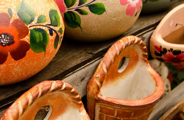 Meksykańskie donice ceramiczne, wiersze o dużych kwiatów pomarańczy i kosze — Zdjęcie stockowe