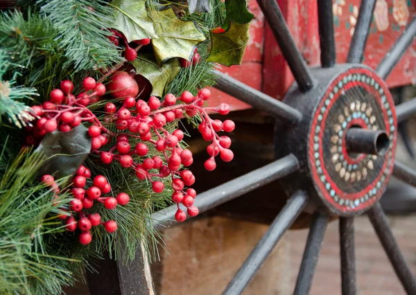 Roue décorative en bois et baies rouges dans la vieille ville — Photo