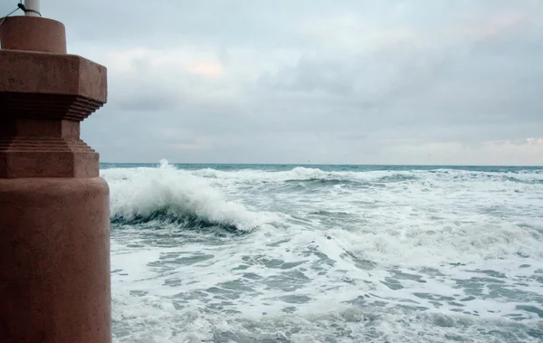 南加州海滩度假村涨潮时的海浪 — 图库照片