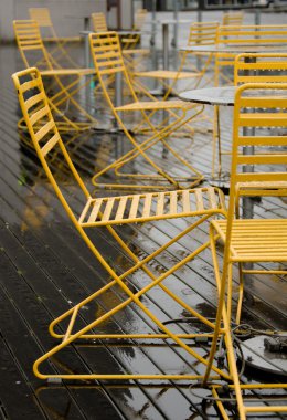 Mercer Street, Seattle sokak bir kafede sarı açık sandalye