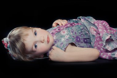 güzel bir kız çiçek elbise