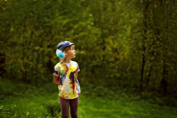 A menina na floresta — Fotografia de Stock