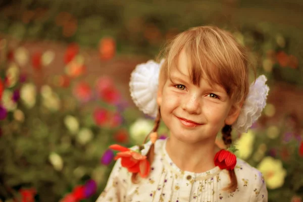 Красивая девушка с цветами в волосах — стоковое фото