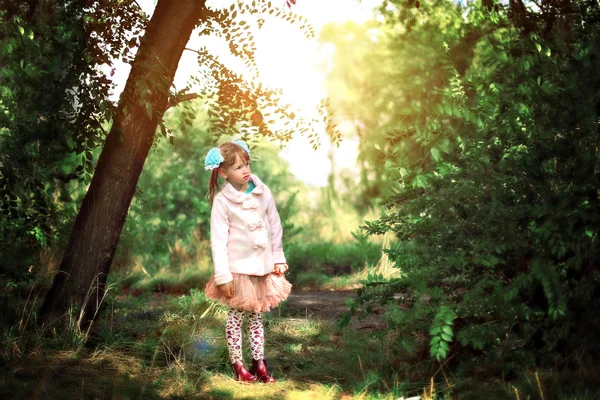 Ein Mädchen steht im Wald — Stockfoto