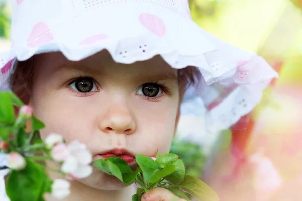 Schöne Mädchen mit Hut aus nächster Nähe — Stockfoto