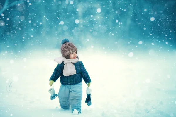 To dítě chodí na sněhu — Stock fotografie